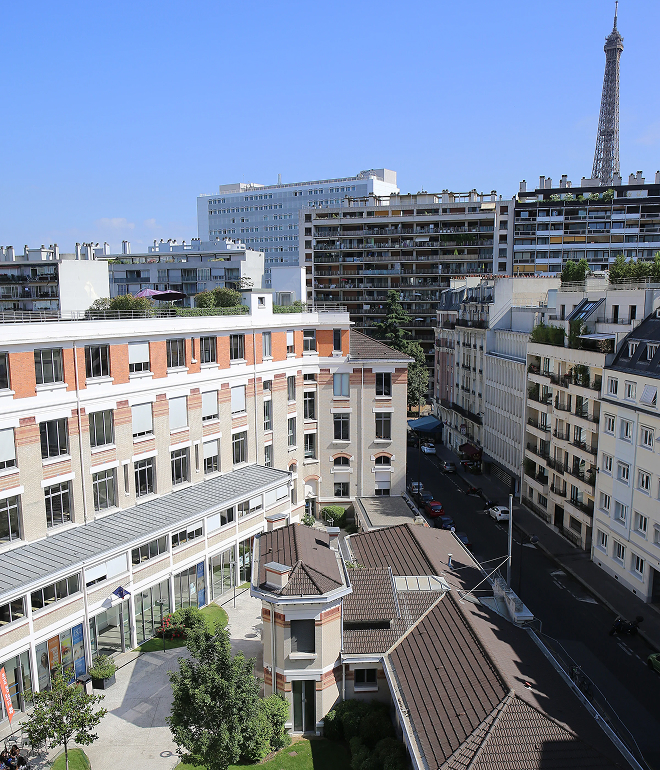 Photo du campus Paris Eiffel de l’école de commerce INSEEC avec la tour Eiffel en fond