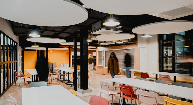 Photo de la cafétéria à l’intérieur du campus rénové de Paris Vellefaux de l’école de commerce INSEEC