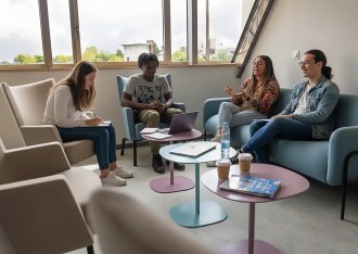 Groupe d’étudiants commerce INSEEC discutant et rigolant dans une alcôve de repos du campus de Rennes