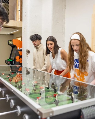 Étudiants jouant au babyfoot dans le campus de Rennes de l’école de commerce INSEEC