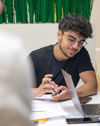 Étudiants mélangeant des cartes pour jouer dans le campus de Rennes de l’école de commerce INSEEC