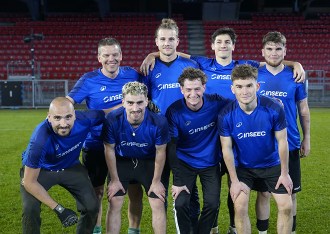 Groupe d’étudiants ayant joué dans l’équipe de foot de l’INSEEC pour le tournoi SAMSIC