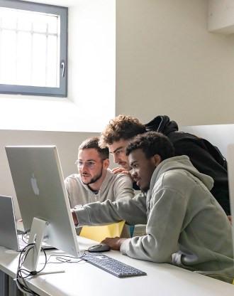 Étudiants travaillant sur un Mac dans le campus de Rennes de l’école de commerce INSEEC