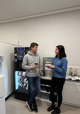 Étudiants discutant dans la cafétéria du campus de Beaune de l’école de commerce INSEEC