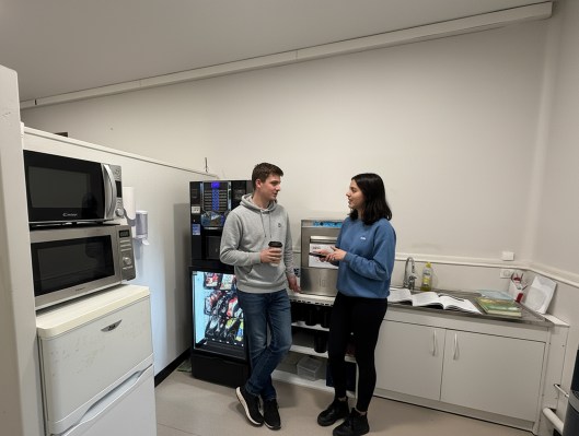 Étudiants discutant dans la cafétéria du campus de Beaune de l’école de commerce INSEEC