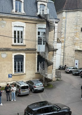 Étudiants en petits groupes dans l’arrière-cour du campus de Beaune de l’école de commerce INSEEC