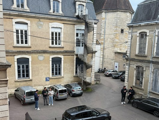 Étudiants en petits groupes dans l’arrière-cour du campus de Beaune de l’école de commerce INSEEC