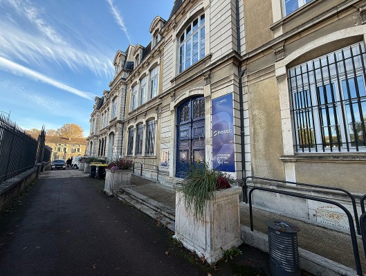 Photo de l’entrée du campus rénové de Beaune de l’école de commerce INSEEC