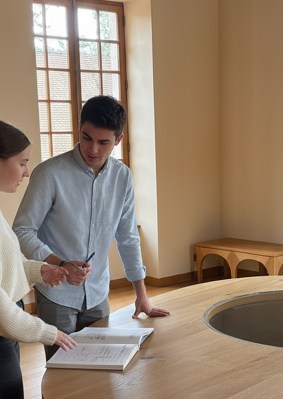 Étudiants discutant dans une salle calme du campus de Beaune de l’école de commerce INSEEC