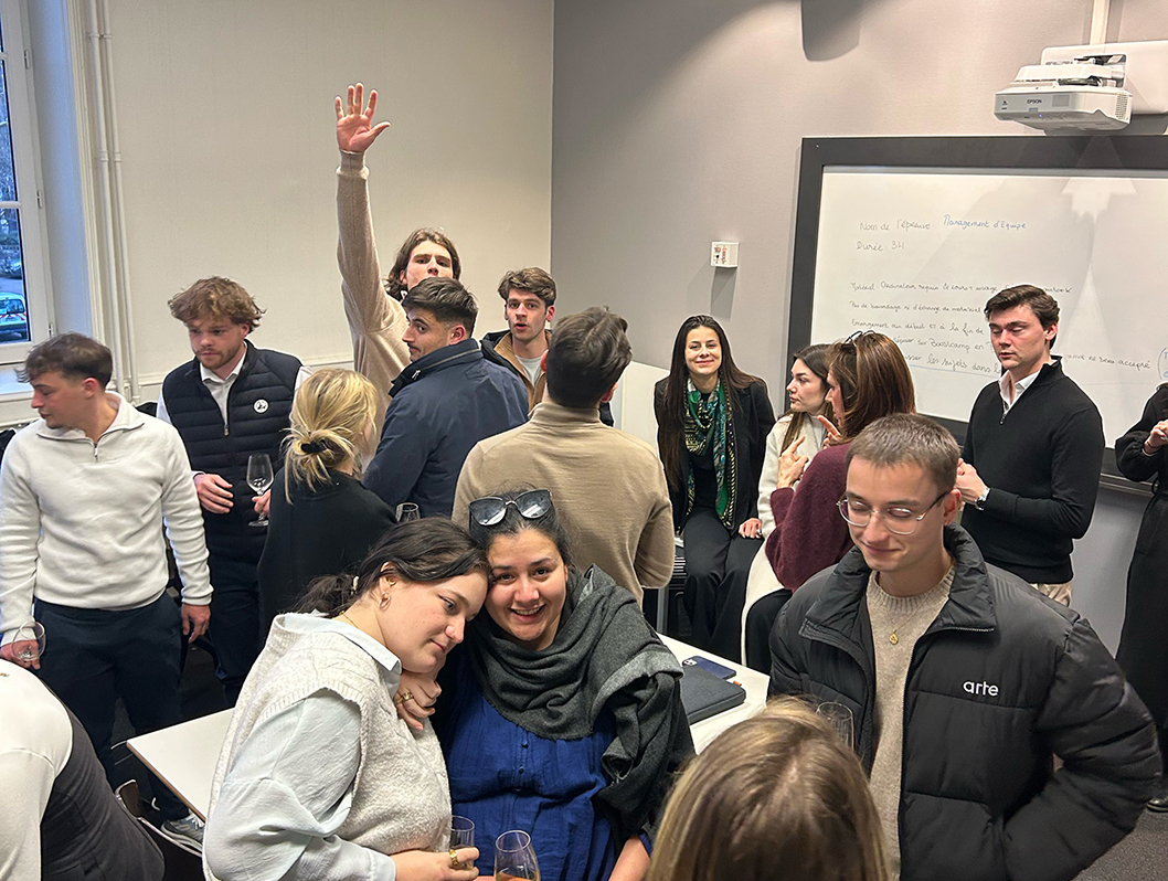 Étudiants joyeux dans une salle de cours du campus de Beaune de l’école de commerce INSEEC