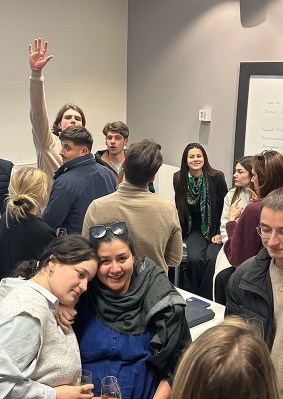 Étudiants joyeux dans une salle de cours du campus de Beaune de l’école de commerce INSEEC