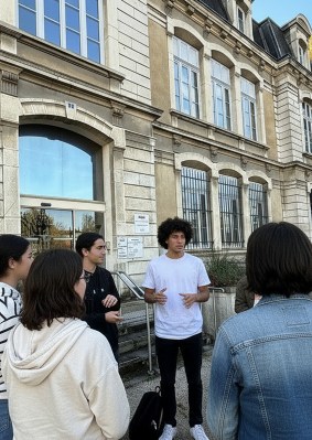 Étudiants discutant devant le campus de Beaune de l’école de commerce INSEEC