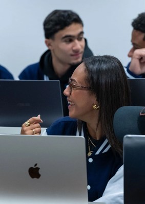 Étudiants discutant en amphithéâtre dans le campus de Bordeaux de l’école de commerce INSEEC