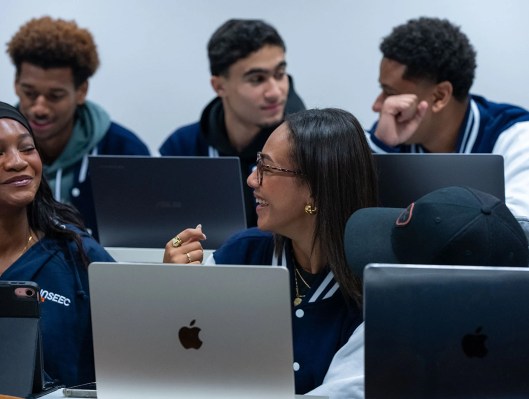 Étudiants discutant en amphithéâtre dans le campus de Bordeaux de l’école de commerce INSEEC