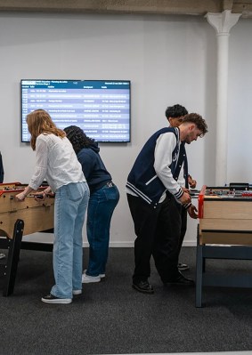 Étudiants jouant au babyfoot dans le campus de Bordeaux de l’école de commerce INSEEC