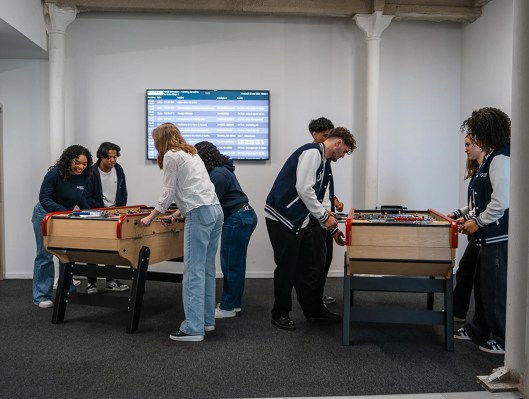 Étudiants jouant au babyfoot dans le campus de Bordeaux de l’école de commerce INSEEC