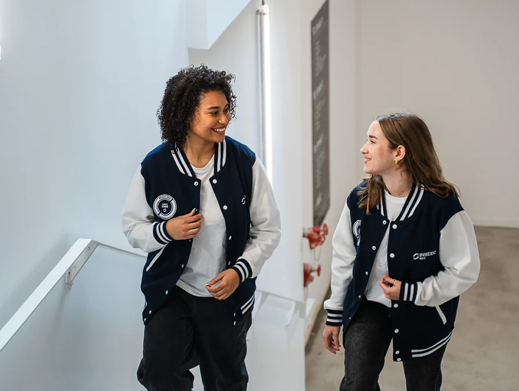 Étudiants discutant dans les couloirs du campus de Bordeaux de l’école de commerce INSEEC