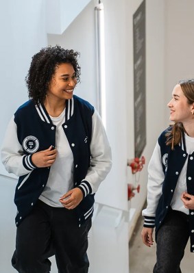 Étudiants discutant dans les couloirs du campus de Bordeaux de l’école de commerce INSEEC