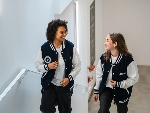 Étudiants discutant dans les couloirs du campus de Bordeaux de l’école de commerce INSEEC