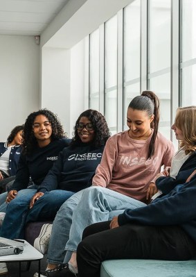 Étudiantes assis sur un canapé dans une salle de détente du campus de Bordeaux de l’école de commerce INSEEC
