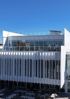 Photo de l’arrière moderne du campus de Bordeaux de l’école de commerce INSEEC dans l’ancien Hôtel des Ventes des Chartrons