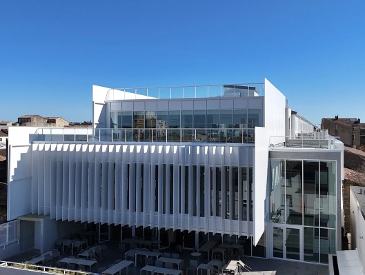 Photo de l’arrière moderne du campus de Bordeaux de l’école de commerce INSEEC dans l’ancien Hôtel des Ventes des Chartrons