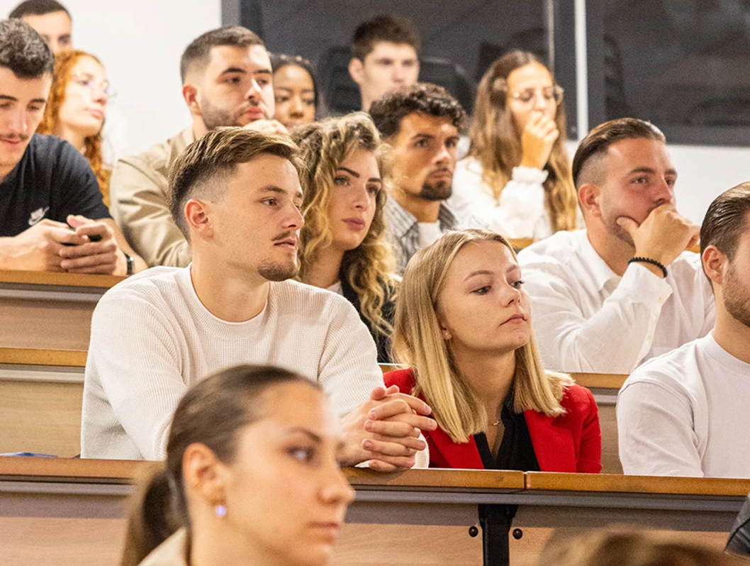Étudiants dans l’amphithéâtre du campus de Chambéry de l’école de commerce INSEEC