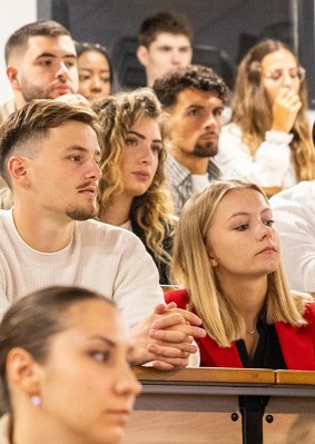 Étudiants dans l’amphithéâtre du campus de Chambéry de l’école de commerce INSEEC