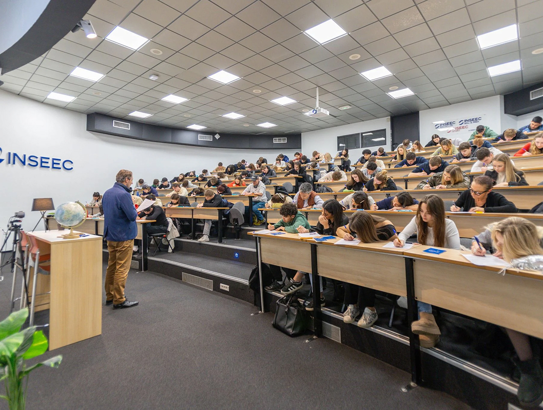 Étudiants dans l’amphithéâtre du campus de Chambéry de l’école de commerce INSEEC