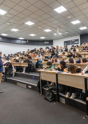 Étudiants dans l’amphithéâtre du campus de Chambéry de l’école de commerce INSEEC