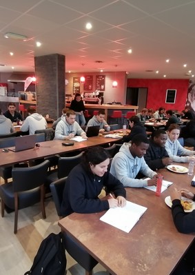 Étudiants dans la cafétéria du campus de Chambéry de l’école de commerce INSEEC