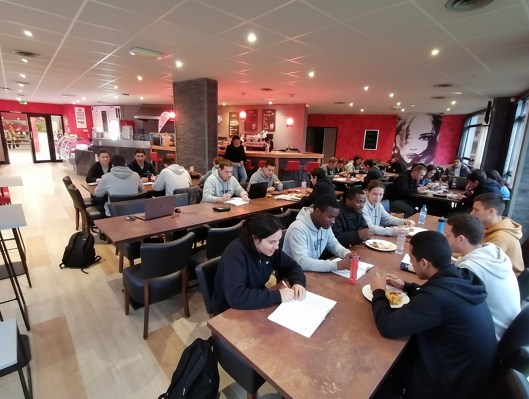 Étudiants dans la cafétéria du campus de Chambéry de l’école de commerce INSEEC
