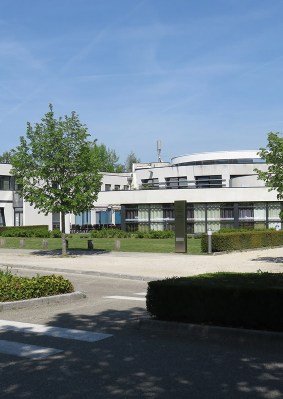 Photo de l’entrée du campus de Chambéry de l’école de commerce INSEEC près du Lac du Bourget