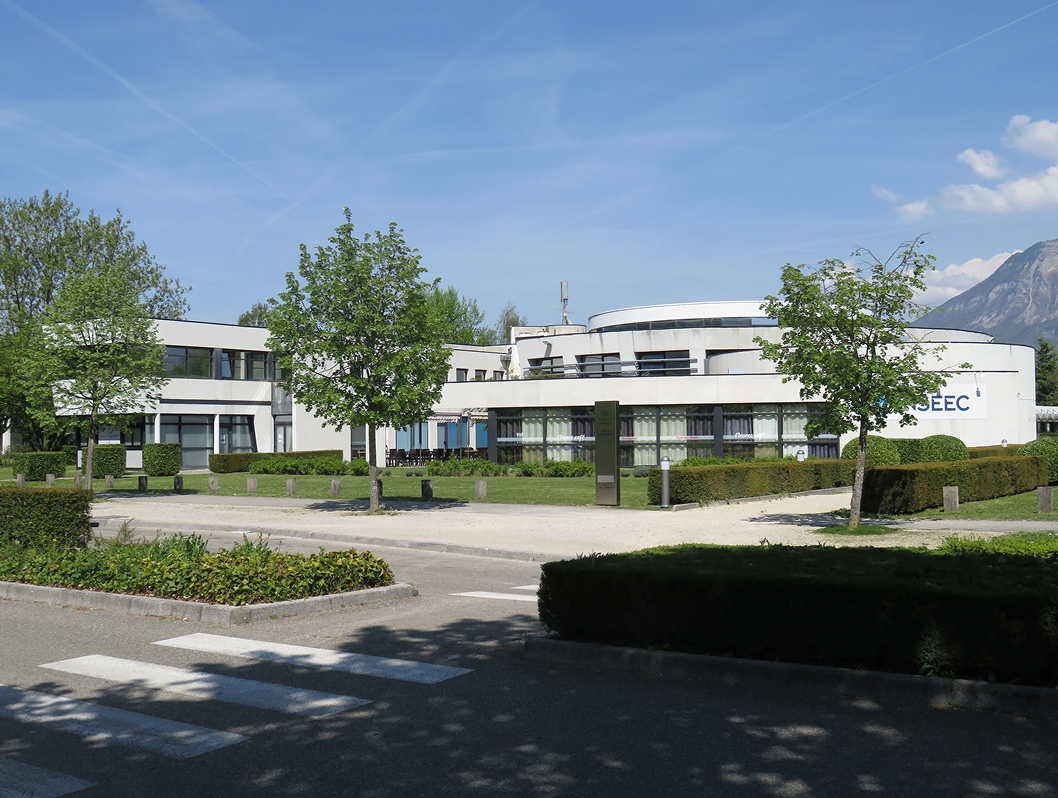 Photo de l’entrée du campus de Chambéry de l’école de commerce INSEEC près du Lac du Bourget