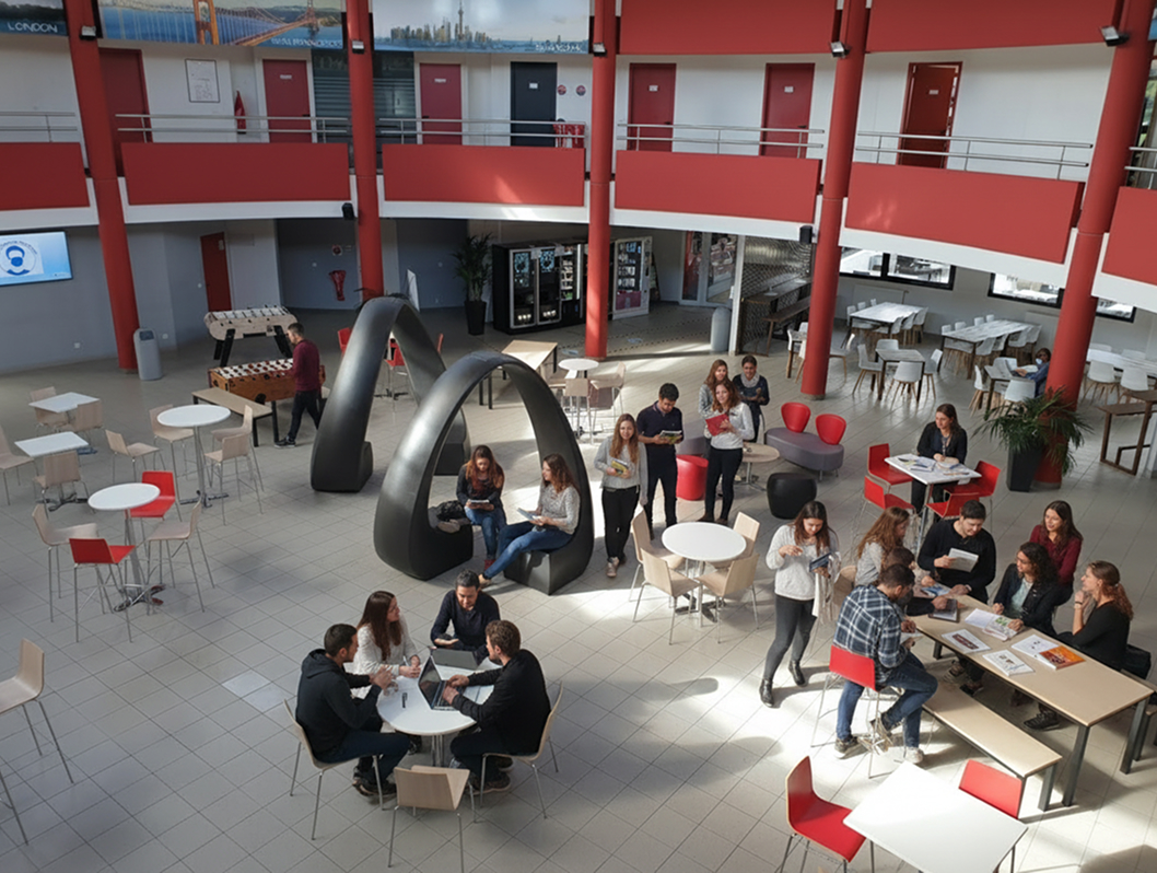 Hall d’entrée du campus de Chambéry de l’école de commerce INSEEC