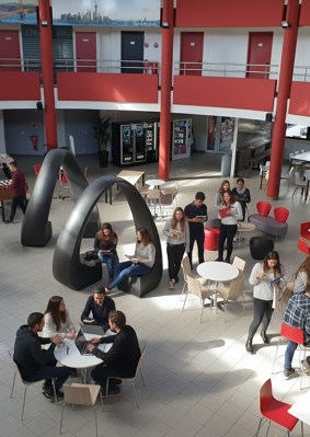 Hall d’entrée du campus de Chambéry de l’école de commerce INSEEC