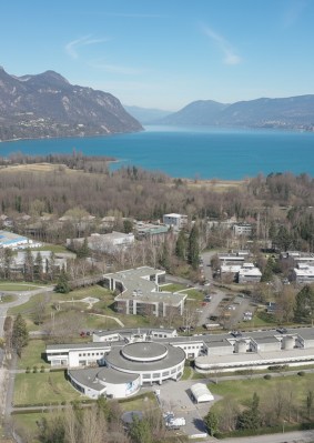 Vue drone du campus de Chambéry de l’école de commerce INSEEC et du Lac du Bourget