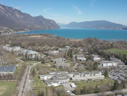 Vue drone du campus de Chambéry de l’école de commerce INSEEC et du Lac du Bourget