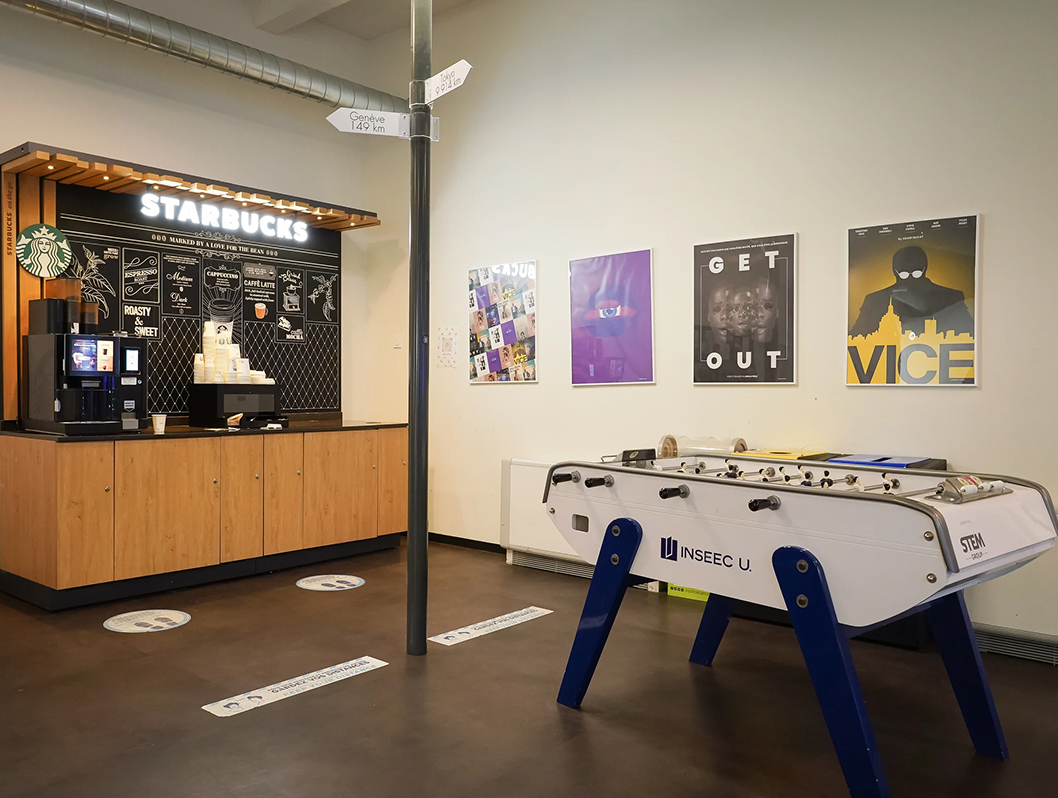 Salle de détente avec un babyfoot et un bar Starbucks au sein du campus de Lyon de l’école de commerce INSEEC.