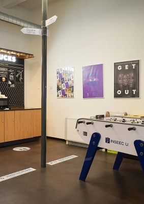 Photo d’une salle de détente avec un babyfoot et un bar Starbuck au sein du campus de Lyon de l’école de commerce INSEEC