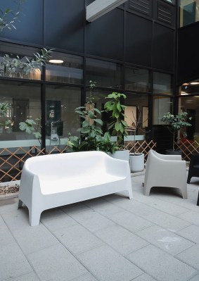 Photo d’un coin détente à l’extérieur du campus de Lyon de l’école de commerce INSEEC