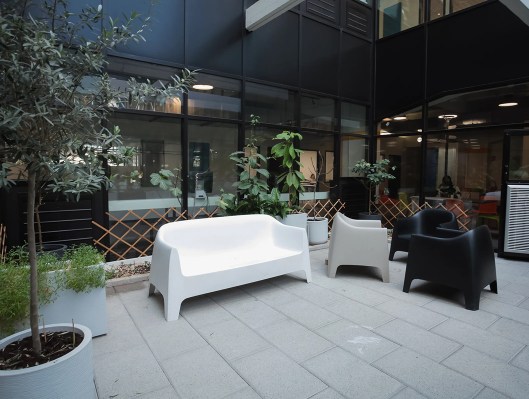 Photo d’un coin détente à l’extérieur du campus de Lyon de l’école de commerce INSEEC