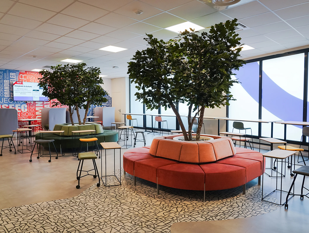 Photo d’une salle de détente du campus de Lyon de l’école de commerce INSEEC