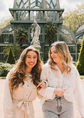 Étudiantes de l’école de commerce INSEEC rigolant dans un parc de Lyon