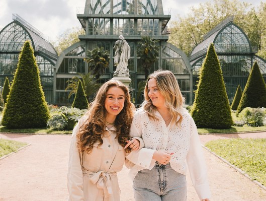 Étudiantes de l’école de commerce INSEEC rigolant dans un parc de Lyon