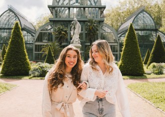 Étudiantes de l’école de commerce INSEEC rigolant dans un parc de Lyon