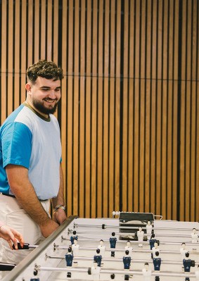 Groupe d’étudiants jouant au babyfoot dans le campus de Lyon de l’école de commerce INSEEC