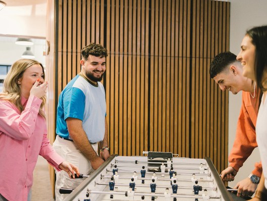 Groupe d’étudiants jouant au babyfoot dans le campus de Lyon de l’école de commerce INSEEC