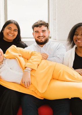 Groupe d’étudiants prenant une pose rigolote dans le campus de Lyon de l’école de commerce INSEEC