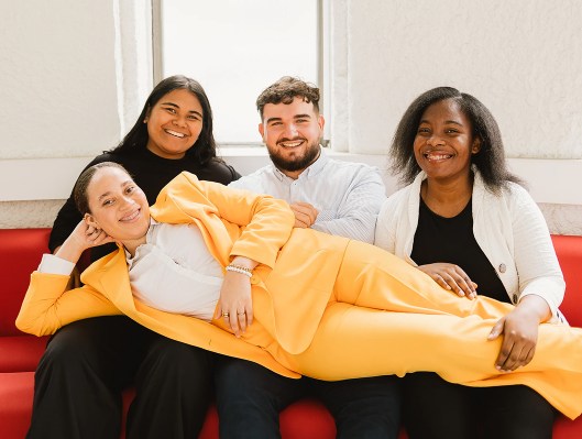 Groupe d’étudiants prenant une pose rigolote dans le campus de Lyon de l’école de commerce INSEEC